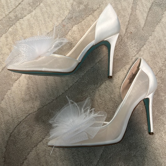Size 8.5 Betsy Johnson white bow heels. In good condition - Picture 3 of 8